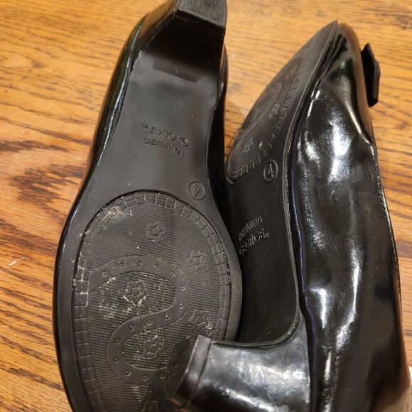 George sz 4 patent Leather shoe with 2" heel with black grosgrain ribbon on toe - Picture 4 of 7